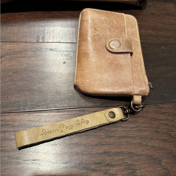 Oak River v tote brown leather with coordinating clutch wristlet set - Picture 2 of 9